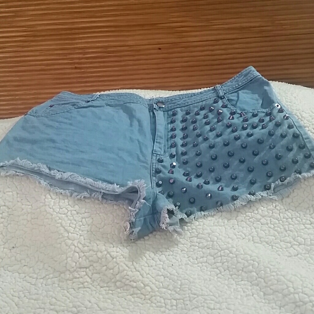 Coachella🔥Denim studded  Vintage Cut Off Shorts! - Picture 2 of 5
